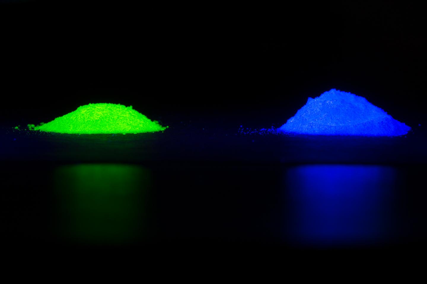 Under UV light, the SLAO phosphor emits either green-yellow or blue light depending on the chemical activator mixed in. Source: David Baillot/UC San Diego Jacobs School of Engineering