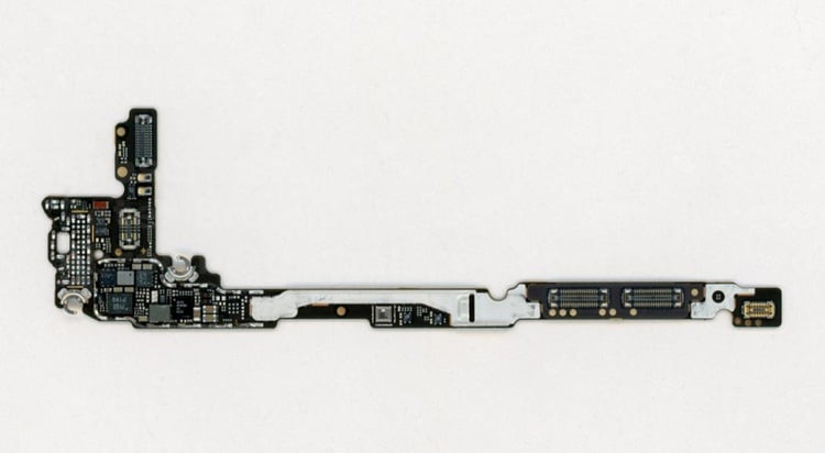 The auxiliary board found inside the Huawei Mate XT Ultimate Edition. Source: TechInsights