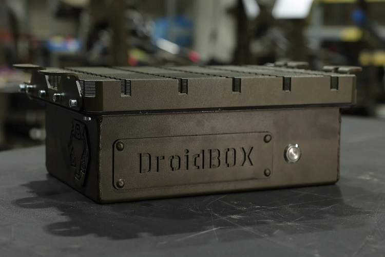 DevDroid is working on new connectivity solutions that can be placed on battlefield robots to allow them to continue to work when services like Starlink falter. Source: DevDroid 