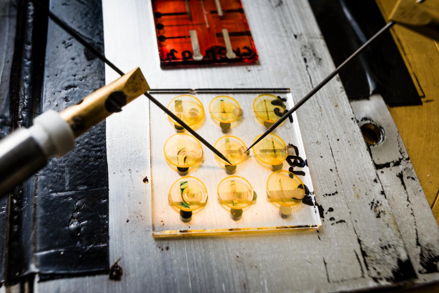 This is the first material with conductivity properties that can be switched on and off using ferroelectric polarization. (Thor Blakhed)