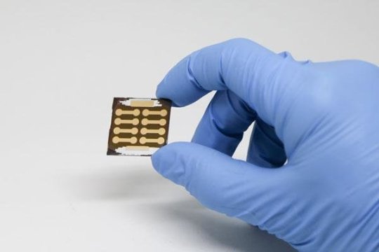 The new perovskite solar cells have achieved an efficiency of 20.1 percent and can be manufactured at low temperatures, which reduces the cost and expands the number of possible applications.   Credit: Kevin Soobrian from the University of Toronto
