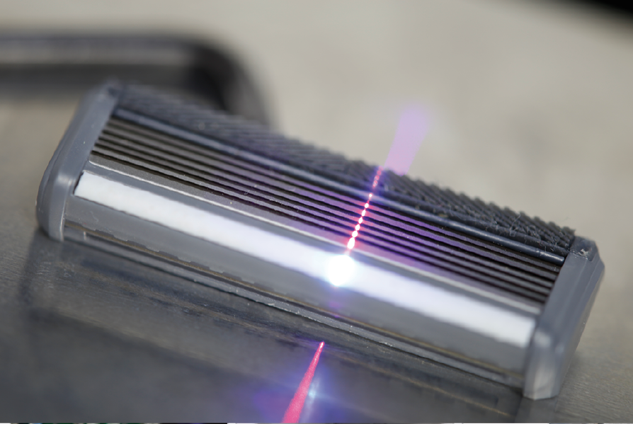 Figure 2: Quality inspection of razor blades with high precision. Source: Micro-Epsilon