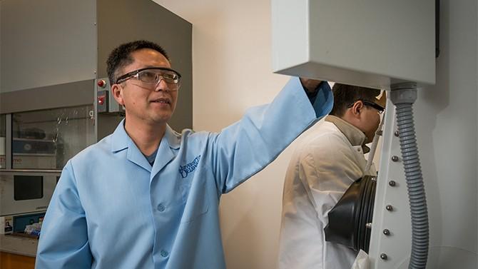 University of Delaware professor Bingqing Wei works toward building a better lithium-sulfur battery. Source: University of Delaware 