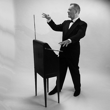 Bruce Woolley playing an RCA theremin. Source: Soundsweep/CC BY-SA 4.0, 