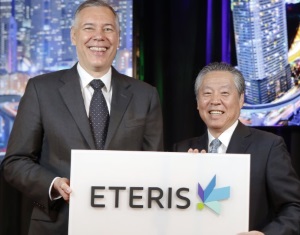Applied Materials CEO Gary Dickerson (left) and Tokyo Electron Chairman and CEO Tetsuro Higashi unveil the name of the proposed merged company in July 2014. Source: Applied Materials. 