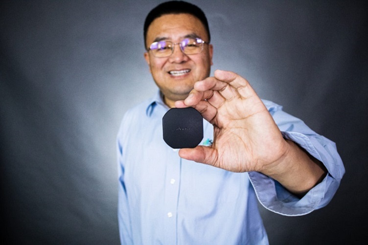 SureCall CEO Hongtao Zhan holds a 5G signal booster. Source: SureCall