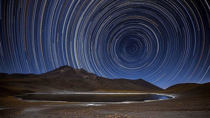 Stair trails spinning clockwise around the South Pole. Image credit: A. Duro, ESO.org/Wikimedia Commons