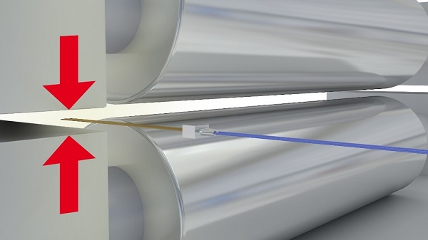 Figure 2. For consistent quality, the roller gap must be monitored continuously and with micrometer precision. Capacitive sensors ensure compliance with extremely low tolerances. Source: Micro-Epsilon