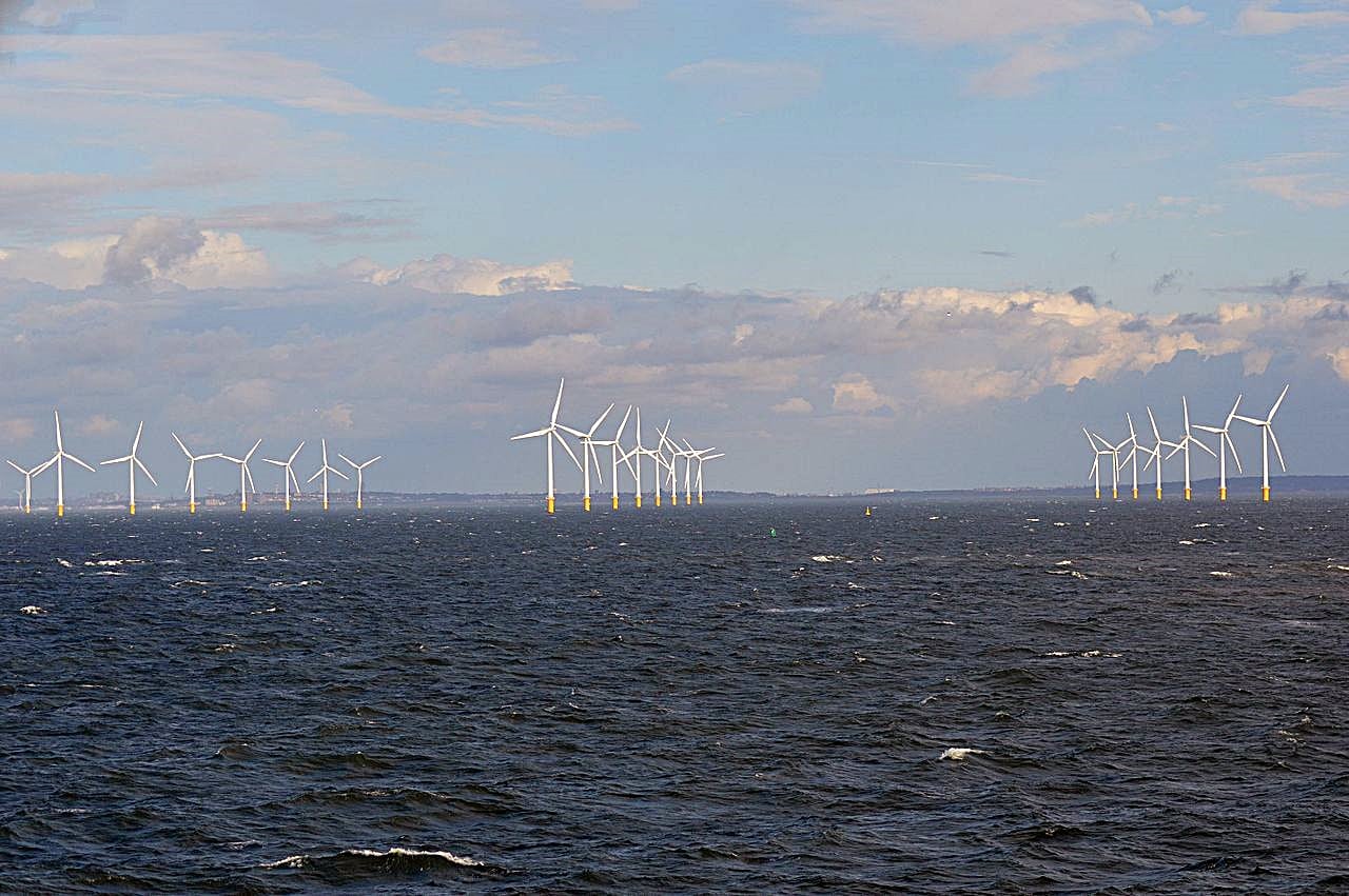 Figure 1: The Burbo Bank Offshore Windfarm with North Wales in the distance. (Source: Ian Mantel / CC BY-SA 4.0)