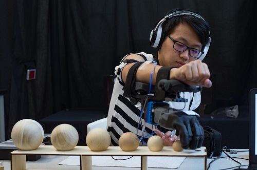 Researchers have developed a haptic rocker that allows users to grasp objects with a prosthetic hand. Image credit: Rice University 