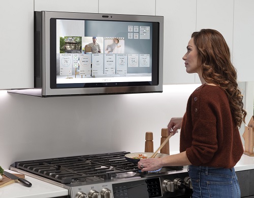 Kitchen Hub can show you how to make a meal, live chat with others and stream Netflix. Source: GE