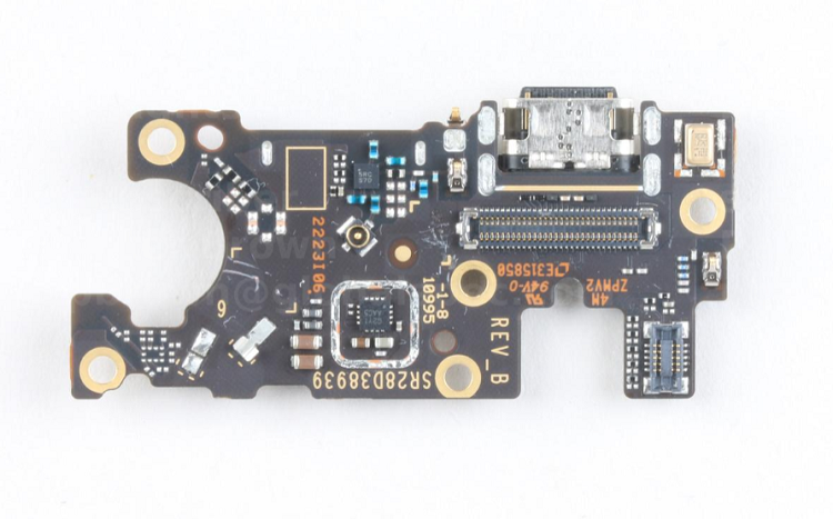 The USB board of the Motorola Edge 2022 mmWave smartphone includes MEMS and other components for communications. Source: TechInsights