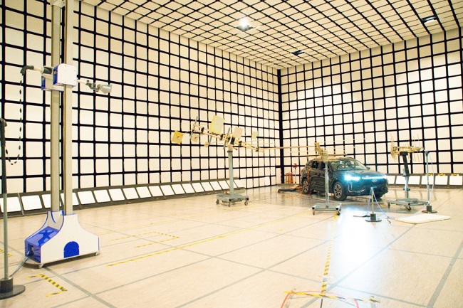 The functionality of the eCall system was tested with a vehicle in the Applus EMC test hall. Source: Rohde & Schwarz