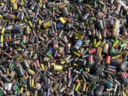 A new study demonstrates a possible solution to recovering residual energy from discarded batteries. The research could be used to pave the way for future reutilization strategies for e-waste recycling. Source: Eva the Weaver