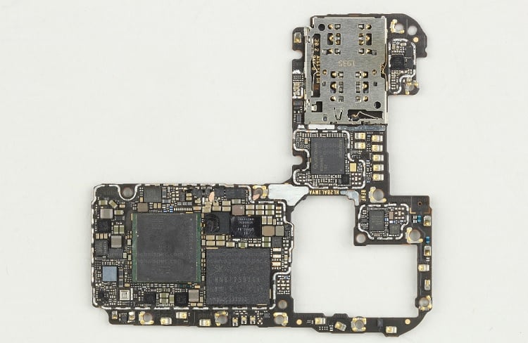 The main board inside the P50 Pocket smartphone includes the Qualcomm Snapdragon 888 applications/baseboard processor and the multichip memory subsystems from SK Hynix. Source: TechInsights 