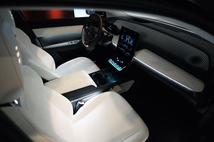 The interior of the Fisker Ocean includes a heads-up display, 16 in touchscreen and 9.8 in cluster screen. Source: Fisker