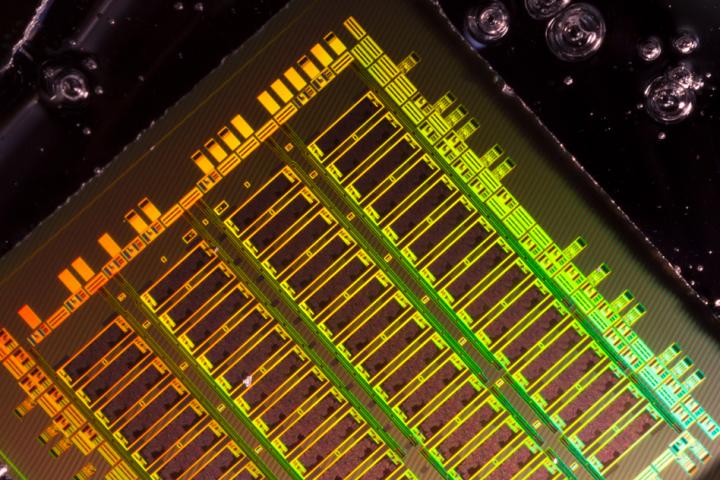 Researchers have developed a technique for assembling on-chip optics and electronic separately, which enables the use of more modern transistor technologies. (Source: Amir Atabaki)