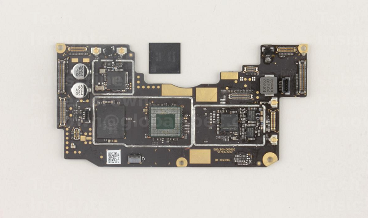 The main board of the Pico 4 includes all the major components found such as the Samsung memory and the Snapdragon application processor from Qualcomm. Source: TechInsights