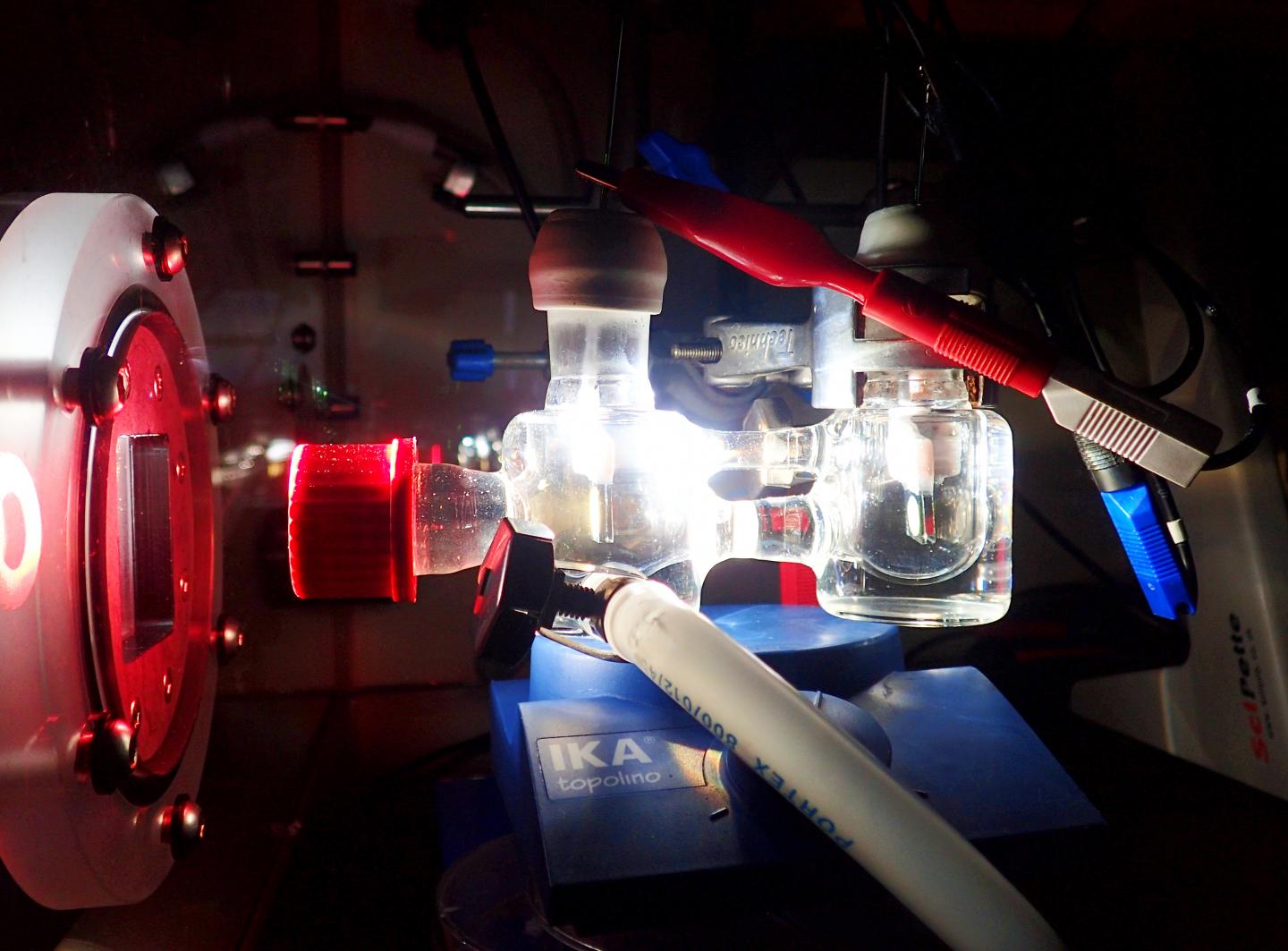 Experimental two-electrode setup showing the photoelectrochemical cell illuminated with simulated solar light. Source: Katarzyna Sokó