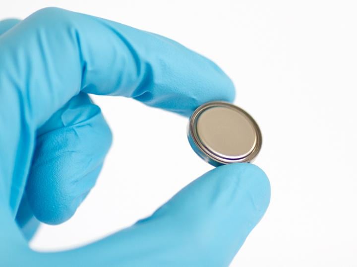 The researchers produced aluminum button cells in the laboratory. The battery case is made of stainless steel coated with titanium nitride on the inside to make it corrosion resistant. Source: ETH Zurich / Kostiantyn Kravchyk