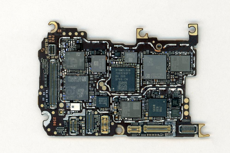 位于華為Pura X內(nèi)部的射頻板。來源:TechInsights