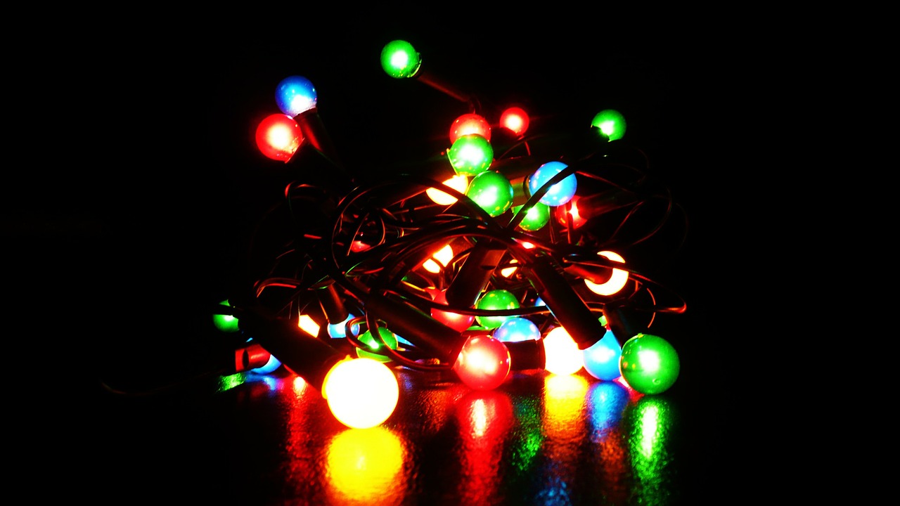 from-candles-to-computers-a-brief-history-of-christmas-lights