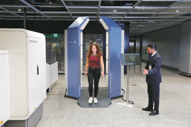 Now in regular operation at Frankfurt Airport: The R&S QPS Walk2000. Source: Rohde & Schwarz