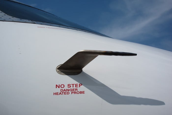 A pitot probe on the fuselage of a Bombardier Global 6000. Source: Wikipedia / CC BY-SA 3.0