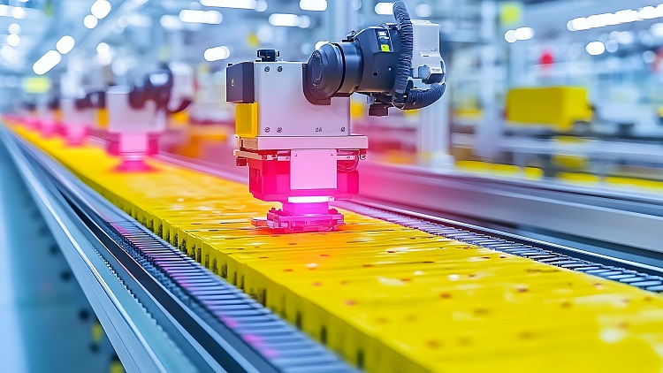 An automated system inspects products using a red laser. Using AI these systems can reduce defect rates by 30% and improve production efficiency by 40%. Source: HQ Assets Project/Adobe Stock