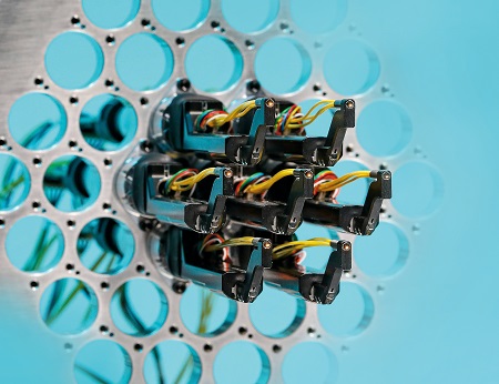 500 motorized robot units are mounted on the telescopic plate. They precisely align the optical fibers on the front extension with the individual objects to be observed. Source: FAULHABER