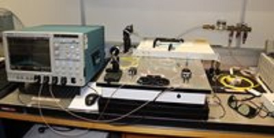 The new ghost imaging approach uses a pulsed supercontinuum light source (right), with large spectral fluctuations. An oscilloscope (left) was used to measure the reference spectral fluctuations and the total signal transmitted through the gas. Source: Caroline Amiot, Tampere University of Technology